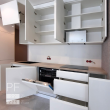 Двухрядная кухня со шкафами-колоннами