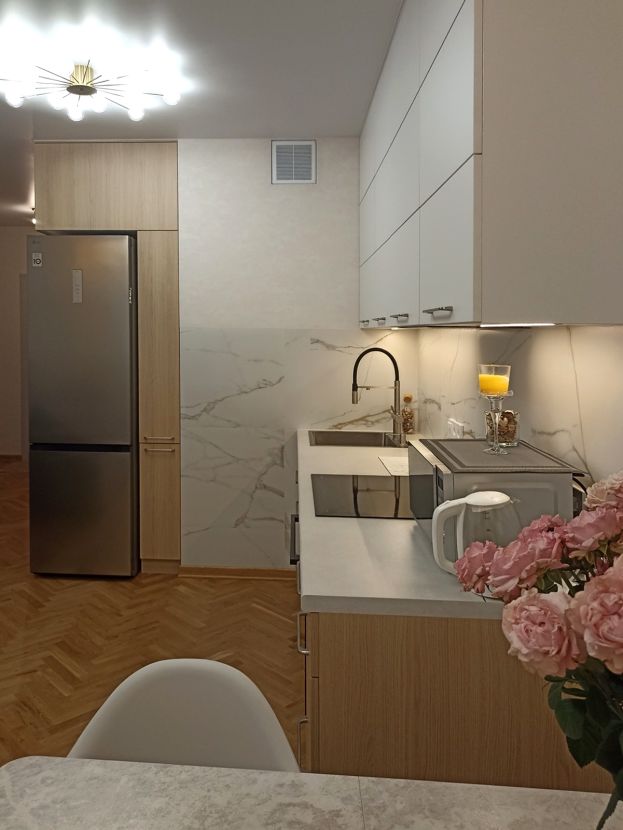 Современная кухня - белый верх и дерево