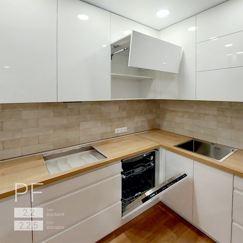 Белая кухня со столом-столешницей