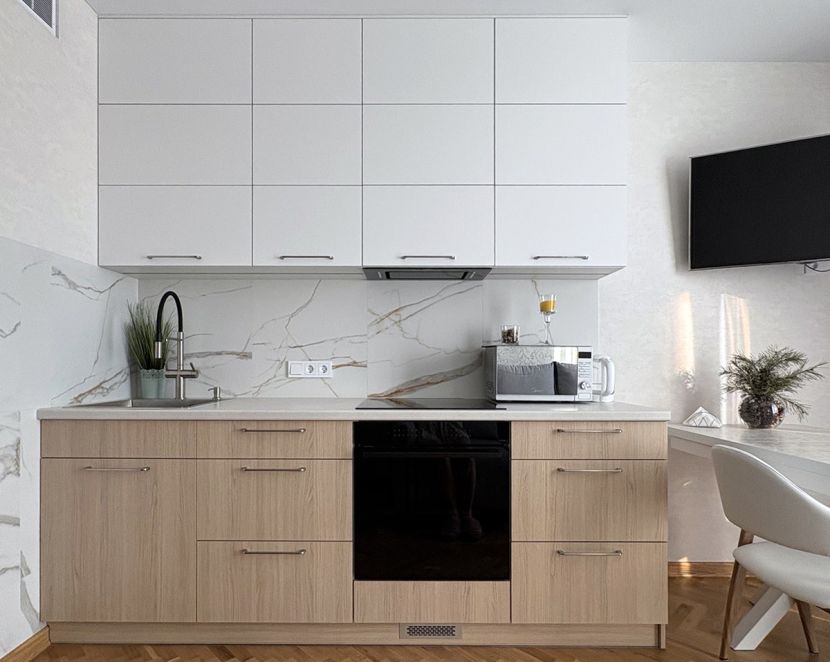 Современная кухня - белый верх и дерево