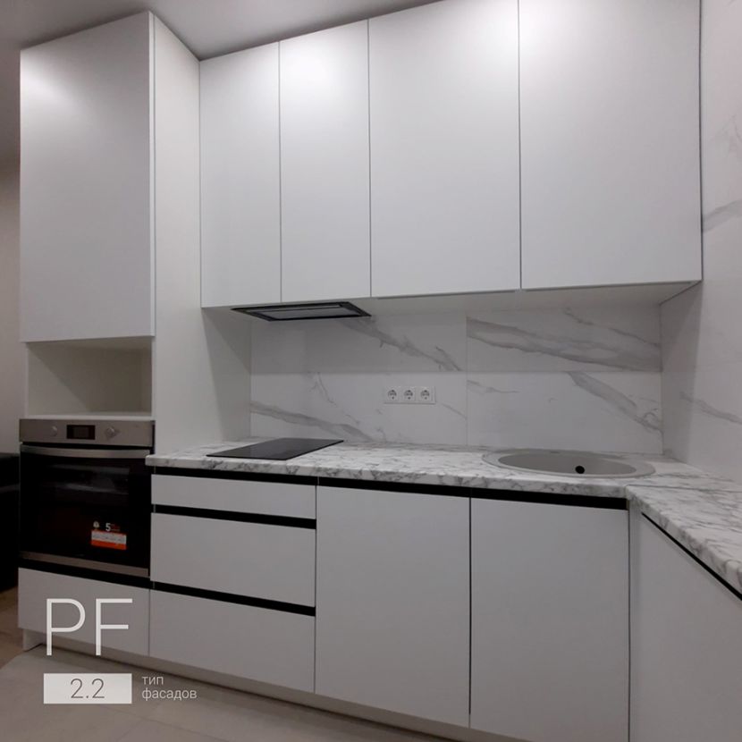 Минималистичная кухня с профильными L-ручками