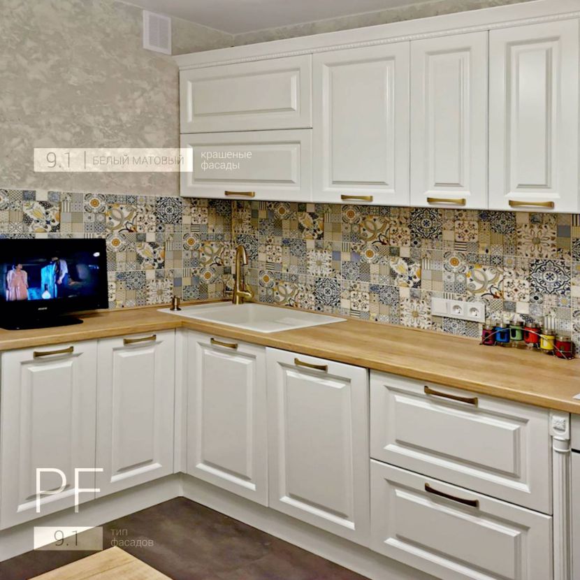 Белая кухня с деревянной столешницей