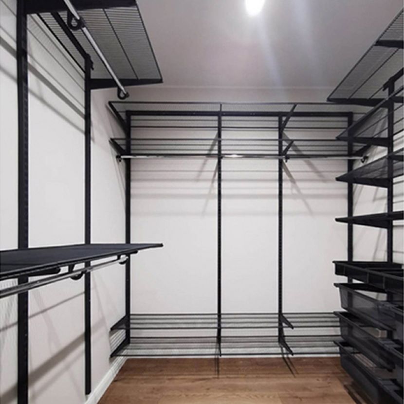 Стильная гардеробная в черном цвете