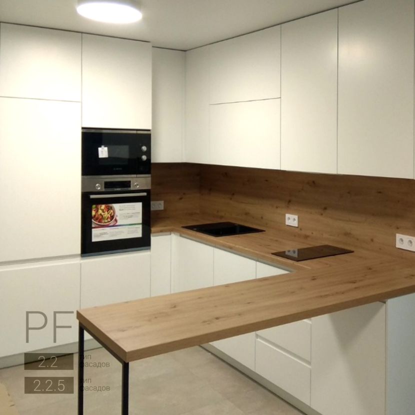 Белая кухня с деревом