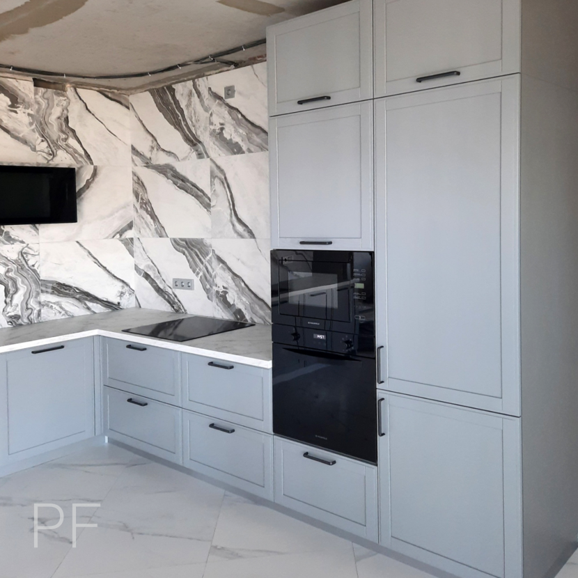 Современная серая кухня из массива