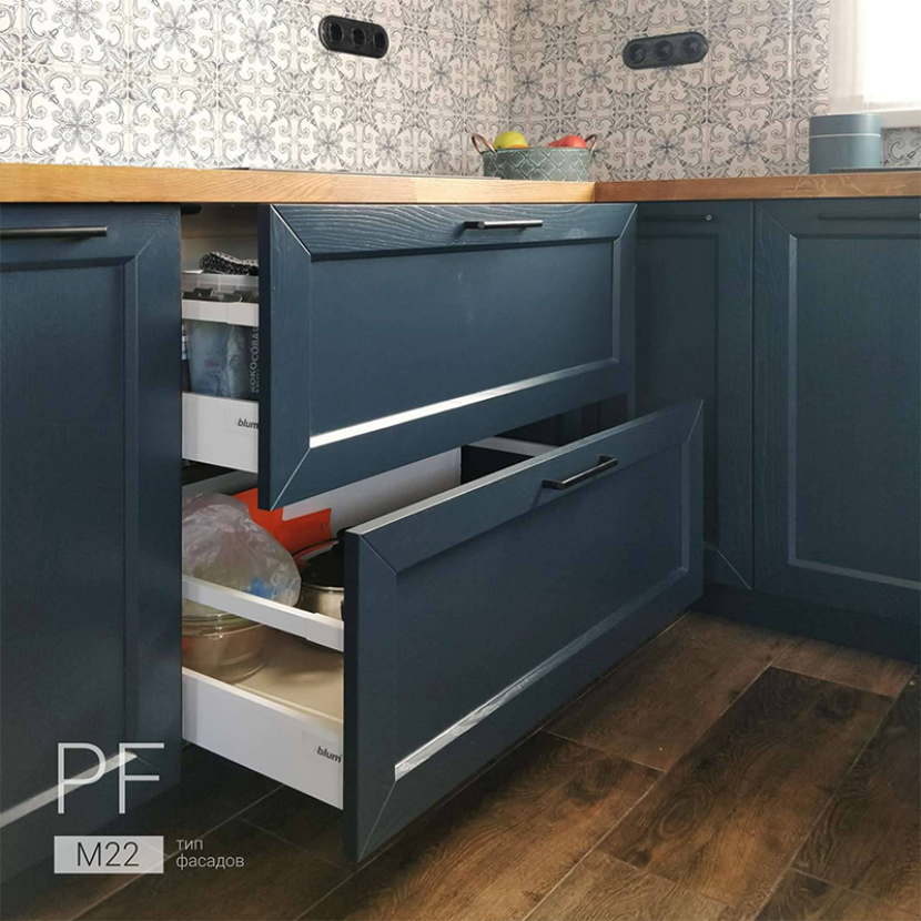 Темно-синяя кухня из массива и z-фасадов.