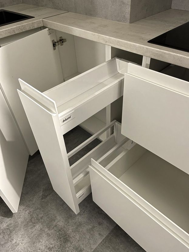 Современная белая кухня