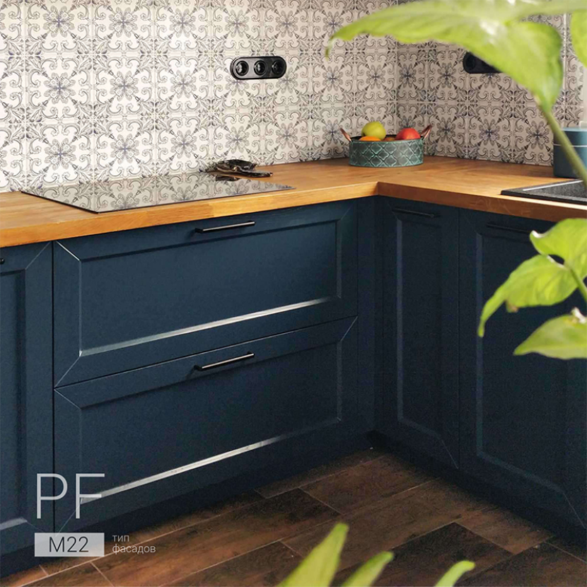 Темно-синяя кухня из массива и z-фасадов.