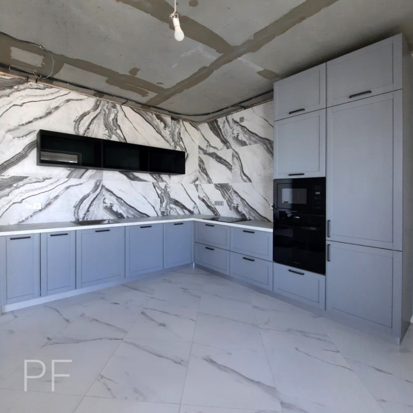 Современная серая кухня из массива