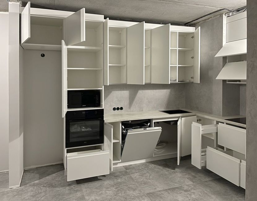 Современная белая кухня