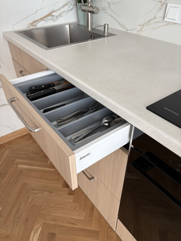 Современная кухня - белый верх и дерево