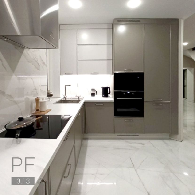 П-образная кухня без верхних шкафов