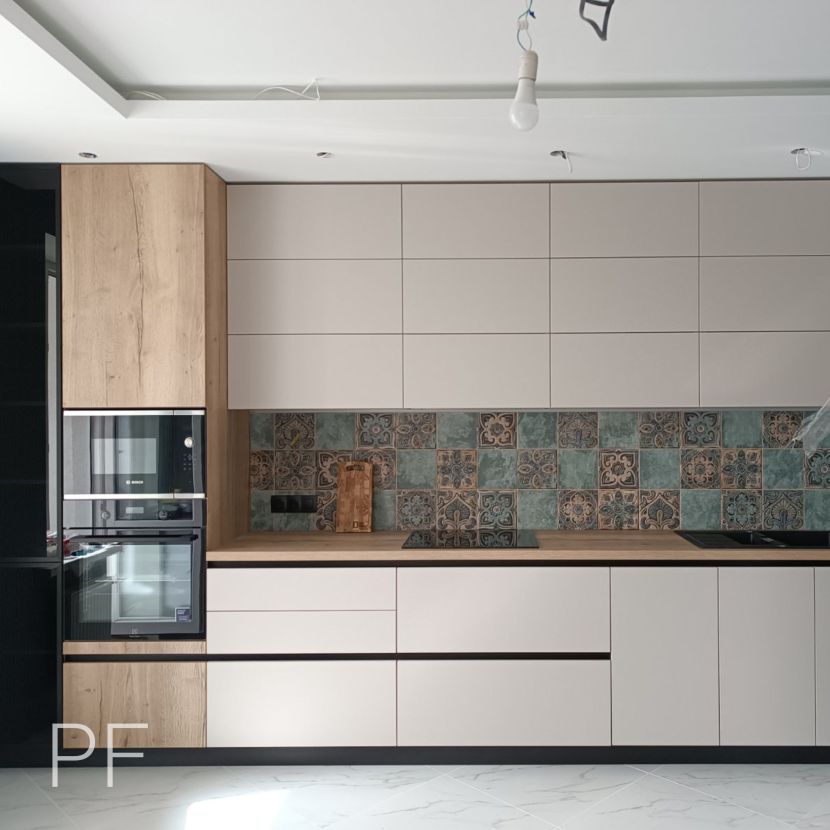 Прямая акриловая кухня с деревянной столешницей