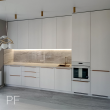 Белая стильная кухня с фасадами из лДСП