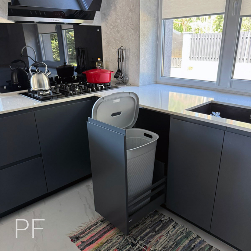 Графитовая П-образная кухня в стиле модерн