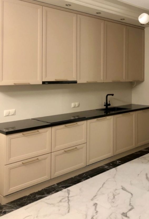 Лаконичная кухня в бежевых тонах