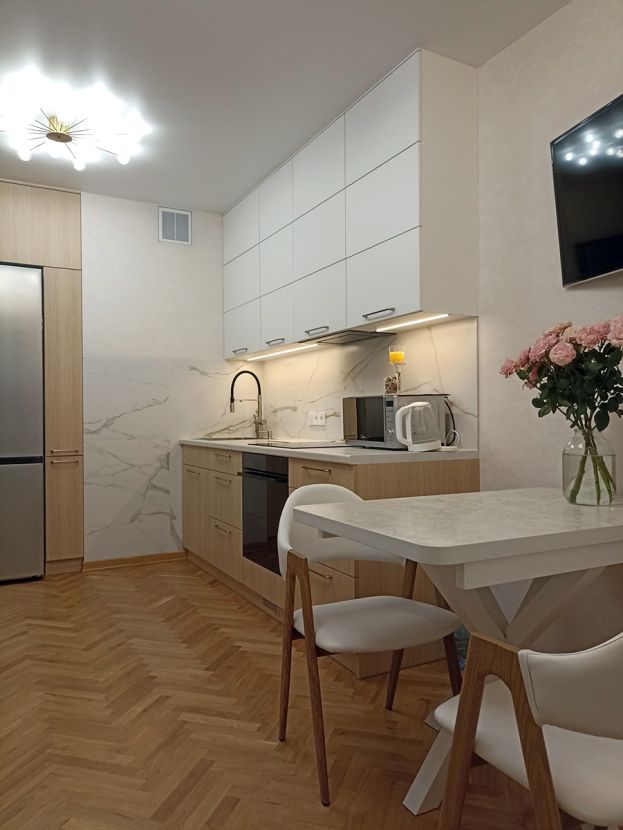 Современная кухня - белый верх и дерево