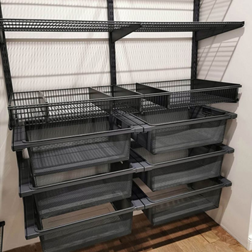 Стильная гардеробная в черном цвете