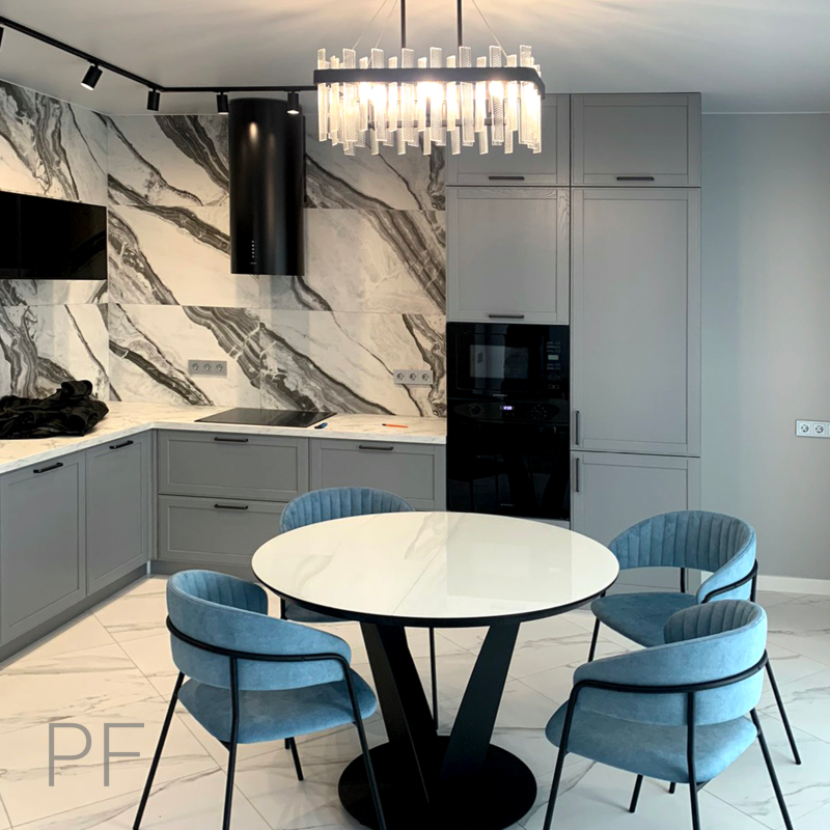 Современная серая кухня из массива