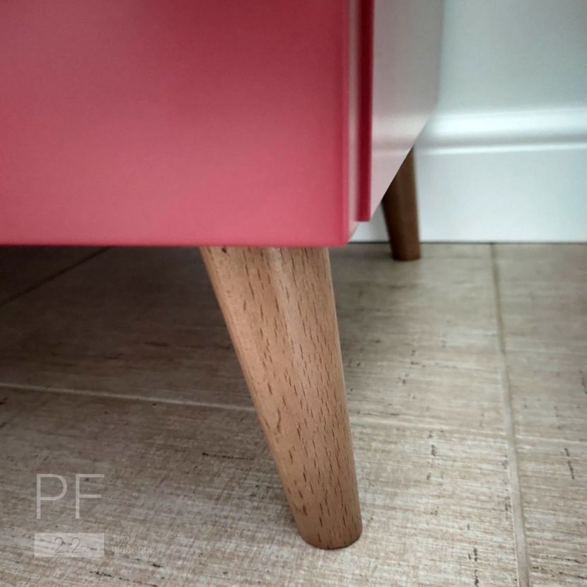 Яркая и минималистичная тумба под зеркало