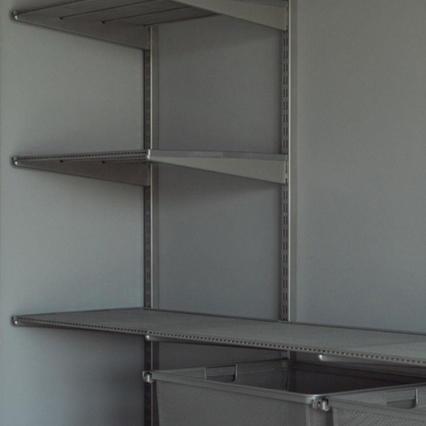 П-образная гардеробная в сером цвете