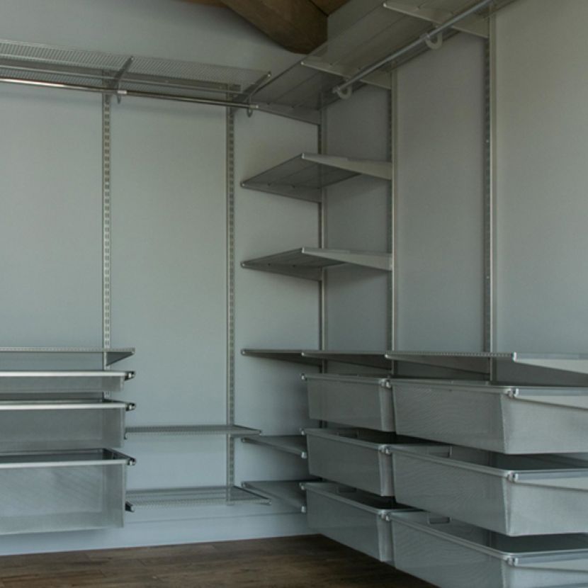 П-образная гардеробная в сером цвете