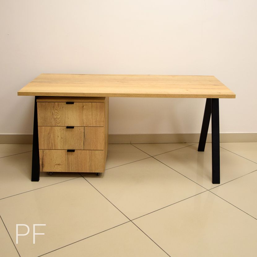 Стол Лофт с черными опорами