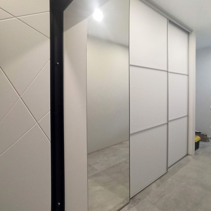 Вместительный шкаф-купе в прихожую