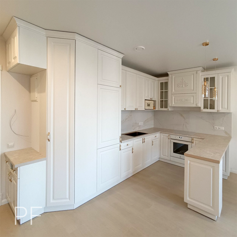 Классическая кухня с декоративными элементами и витринами