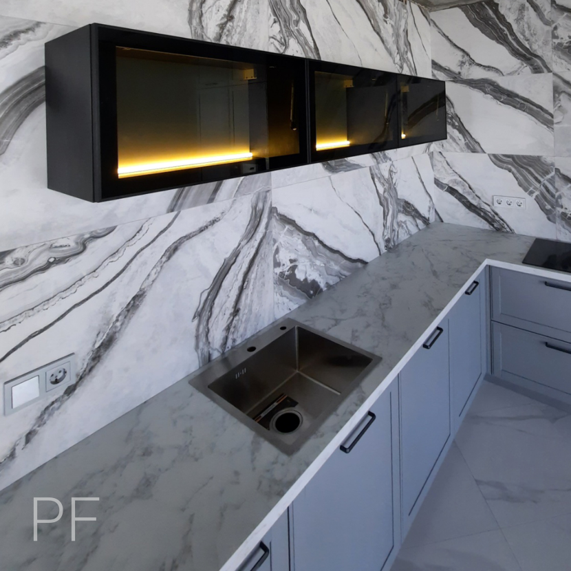 Современная серая кухня из массива