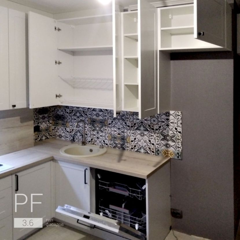 Белая небольшая кухня 