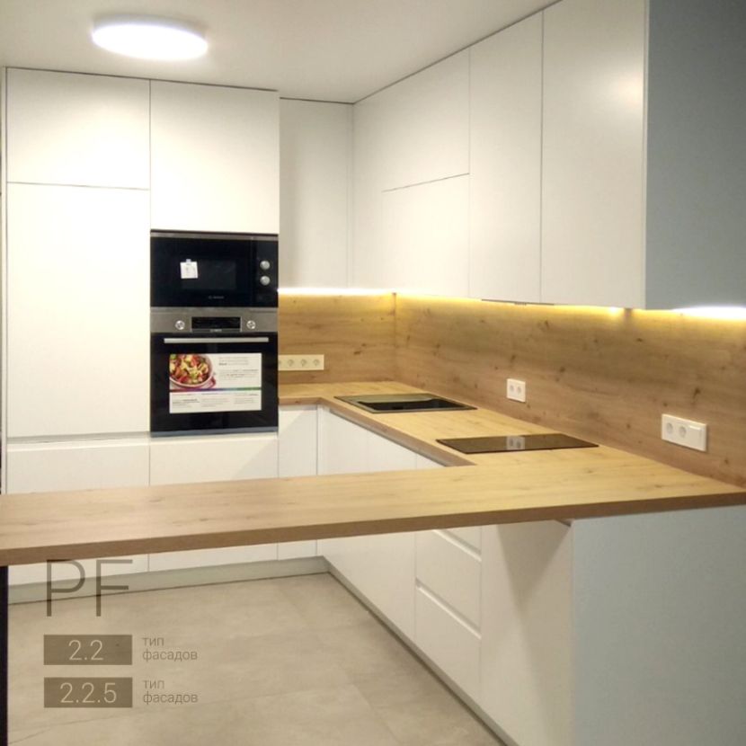 Белая кухня с деревом