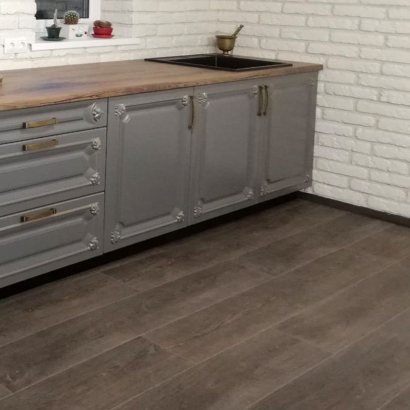 Линейная кухня без верхних шкафов.