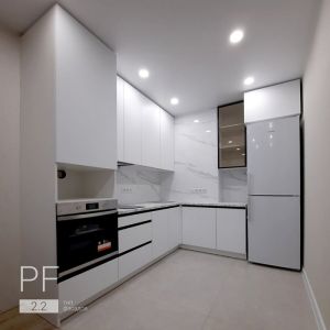 Минималистичная кухня с профильными L-ручками