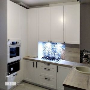 Белая небольшая кухня 
