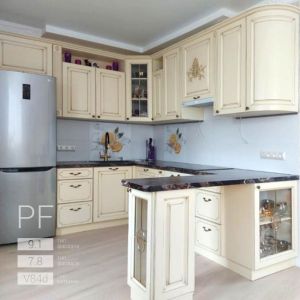 Классическая кухня с паяными витражами
