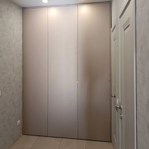 Шкаф для стиральной машины со складными дверями