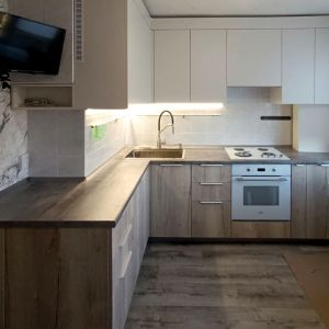 Угловая кухня на заказ из ДСП - низ Дуб, верх Фарфор белый