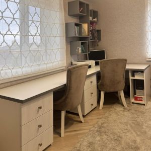 Удобное рабочее место для двух школьников