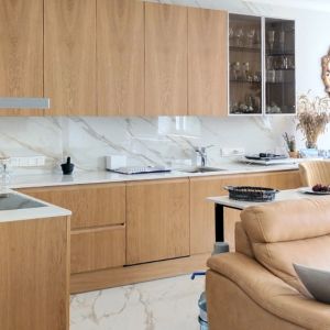 Кухня из шпона дуба с врезными ручками из массива