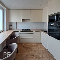 Уютная кухня с подоконником-столешницей