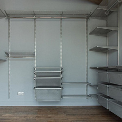 П-образная гардеробная в сером цвете